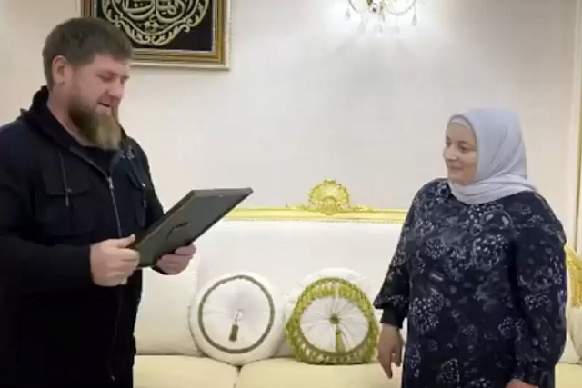 Жене главы Чечни Путин присвоил звание «Мать-героиня» 