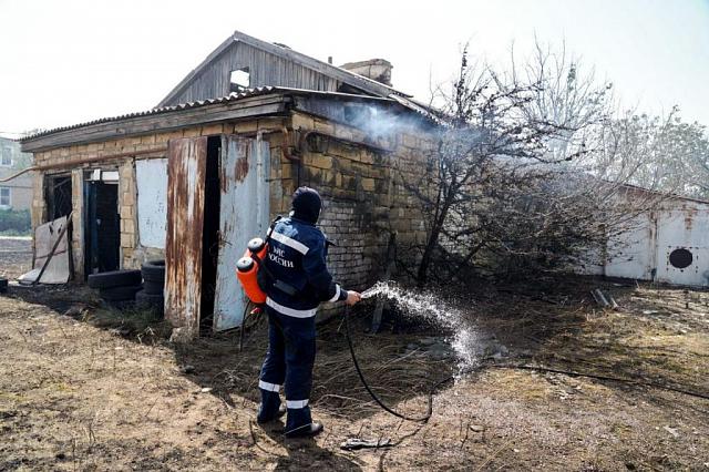 В Ставрополе после распространения природного пожара на дома погорельцы получат помощь
