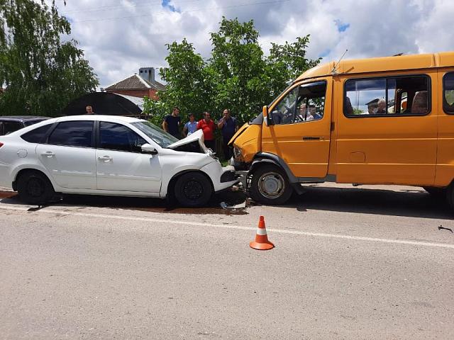 Два пассажира маршрутки пострадали в ДТП с легковушкой на Ставрополье