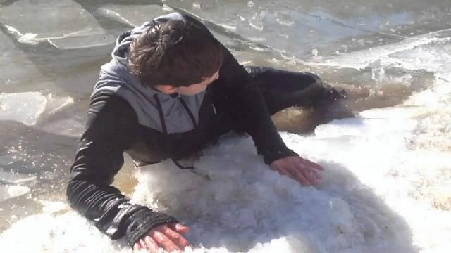 В КБР два ребенка провалились под лед и 11-летний мальчик погиб