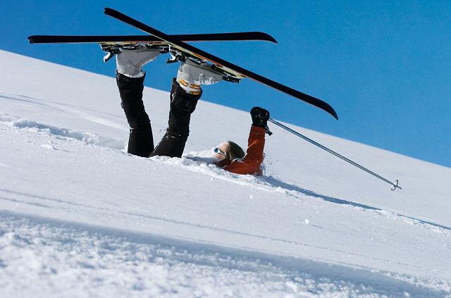 В Домбае лыжник из КЧР неудачно затормозил и травмировал маленькую сноубордистку 
