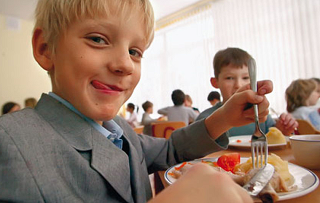 На Ставрополье упростят оформление документов на бесплатное питание детям участников СВО