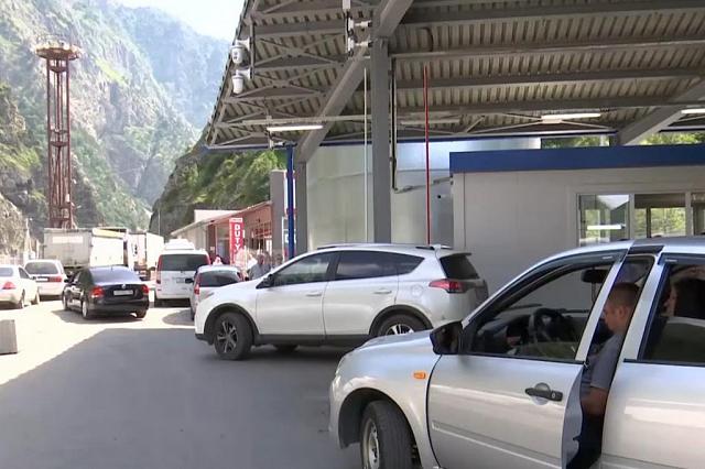 У границы РСО-А и Грузии вновь образовалась сверхдлинная очередь из машин  