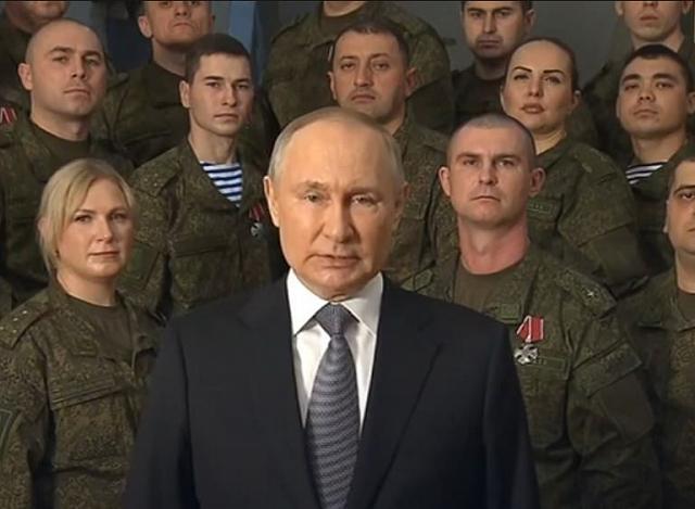 Путин впервые записал новогоднее обращение на фоне военных вместо Кремля