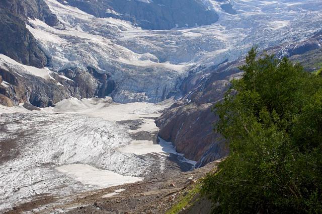 Турист погиб и двое пострадали при сходе ледника в ущелье КЧР
