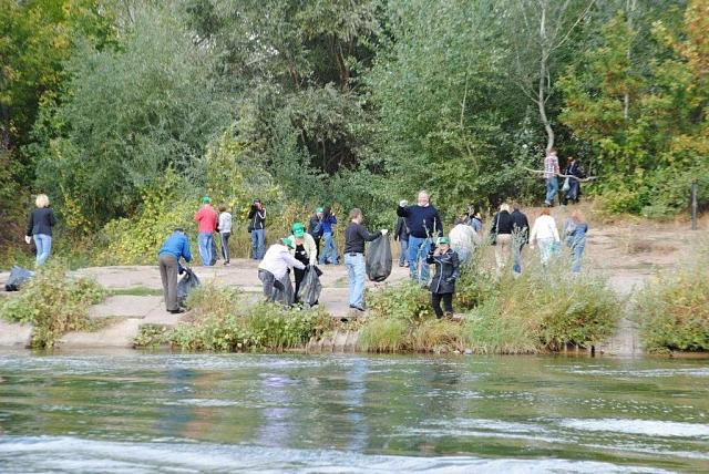 Более 20 километров берегов рек очистили в КЧР 