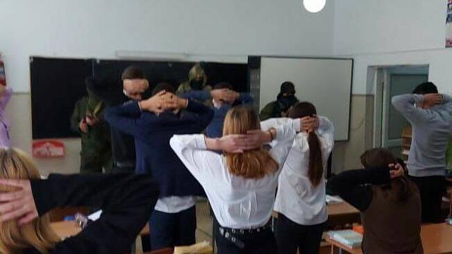 В КБР сотрудников школы нарядили террористами и разыграли «захват» учеников