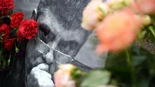 К месту убийства Немцова с цветами пришли послы 
