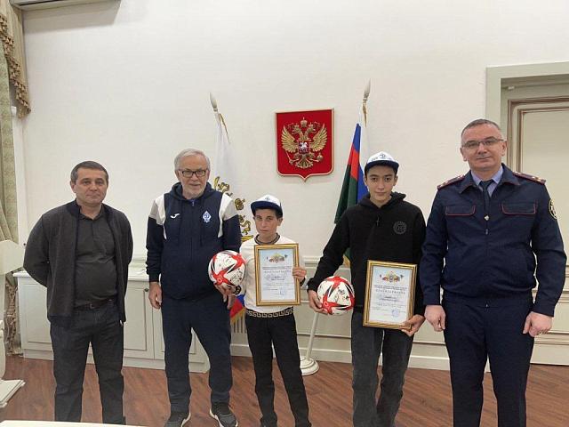 В Дагестане парням, которые спасли детей, подарили мячи с автографами футболистов