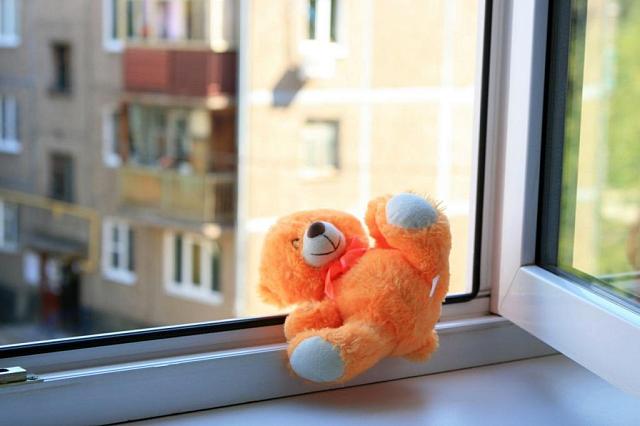На Ставрополье ребенок выпал из окна и погиб