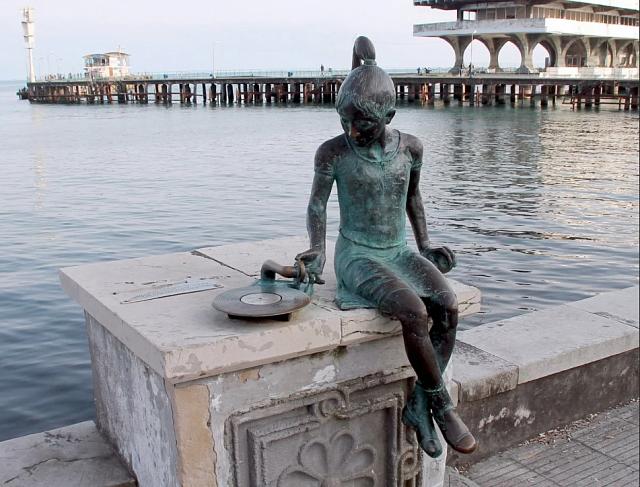 Скульптуры Чика и Ники неожиданно пропали с набережной Сухума