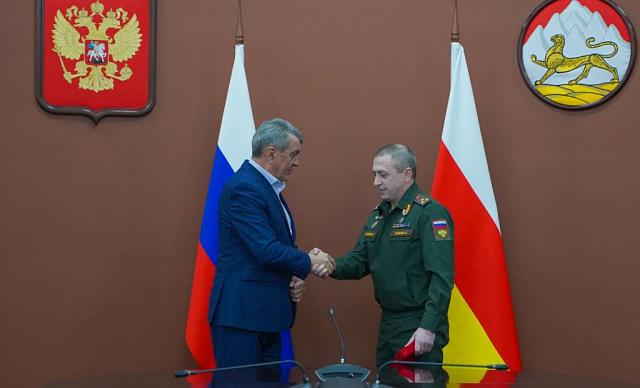 Меняйло вручил награду военному прокурору Владикавказского гарнизона Сулейманову