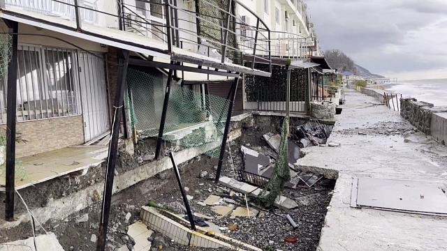 Сильный шторм разрушил жилые эллинги в Сочи