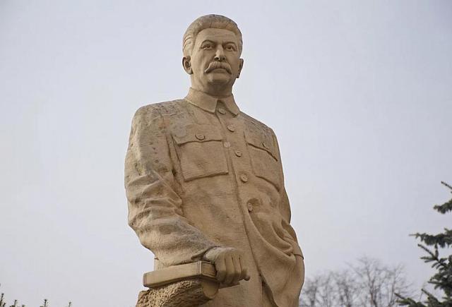 В Грузии отбили голову у памятника Сталину 