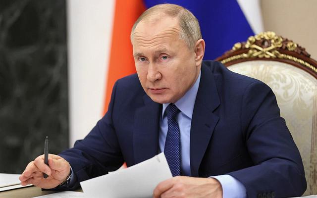 Путин запретил вывозить из России наличные средства на сумму, превышающую 10 тысяч долларов