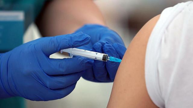 В КЧР ввели обязательную вакцинацию для работающих с населением