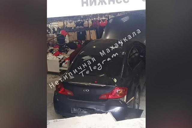 В Махачкале автомобиль протаранил магазин женского белья на проспекте Акушинского