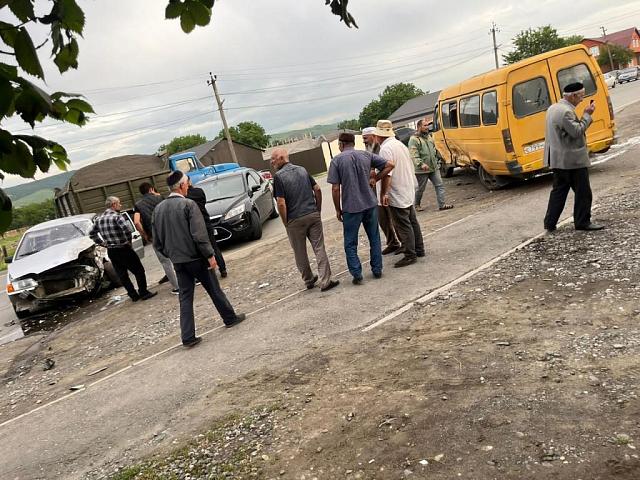 В Ингушетии в столкновении маршрутки и легковушки пострадали 4 человека