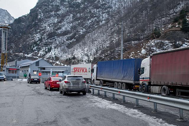 На границах с Грузией и Азербайджаном скопились заторы из 4 тысяч машин