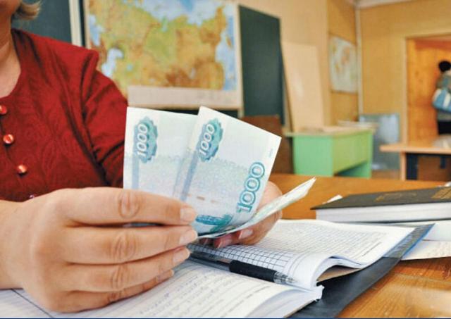 В Дагестане у учителей самая высокая зарплата в СКФО, но она намного ниже среднероссийской