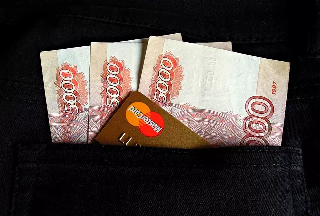 В банках РФ наблюдается наплыв желающих снять наличные рубли и валюту