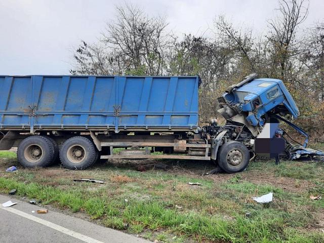 На Ставрополье в ДТП погиб водитель грузовика
