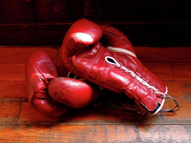 Боксёр из Бразилии снялся с поединка в Дагестане из-за отравления 