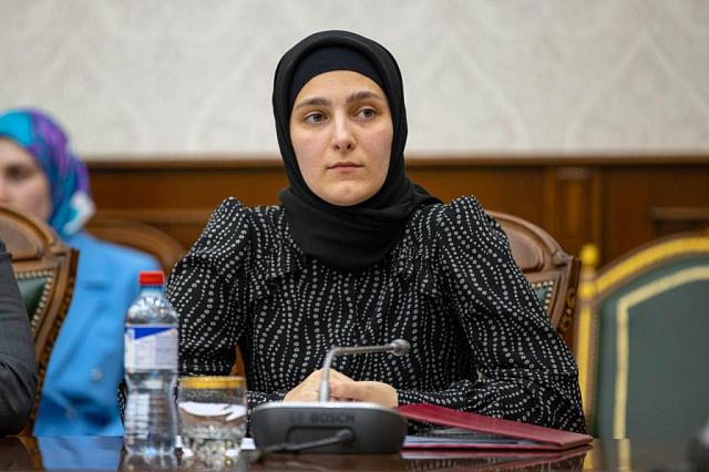 Президент Южной Осетии вручил орден дочери Кадырова