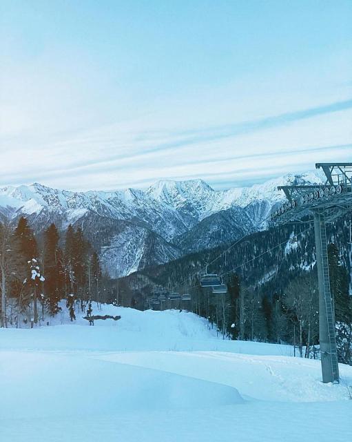 В Сочи зависшим на остановившейся канатке туристам подарят ски-пассы
