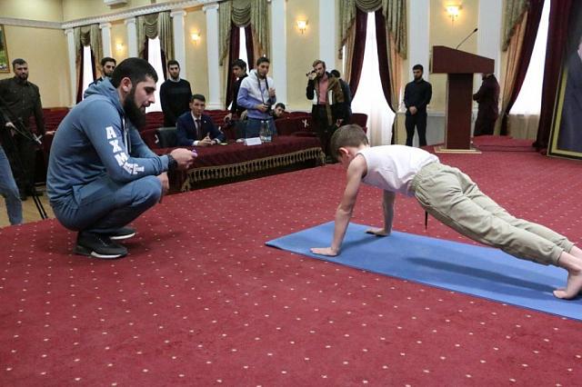 Восьмилетний мальчик из Чечни установил два мировых рекорда