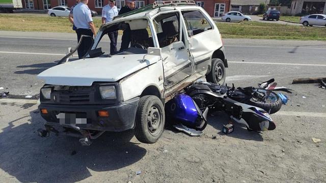 В Северной Осетии мотоциклист врезался в «Оку»