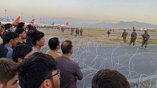 В аэропорту Кабула толпа вышла на взлетную полосу, есть жертвы