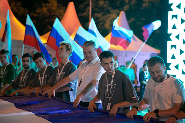 Триколор площадью 144 «квадрата» развернули участники форума «Машук» и глава Ставрополья