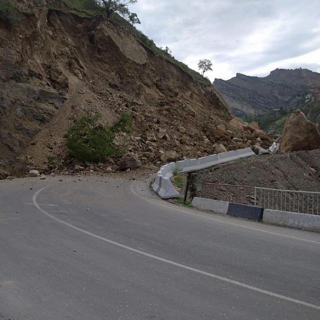 Рухнувшая скала перекрыла дорогу в Дагестане