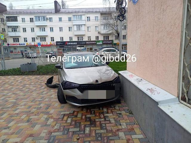 В Ставрополе трезвый водитель иномарки врезался в стену 