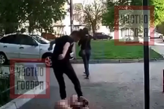 Россиянка застала мужа с любовницей и избила голую девушку ногами