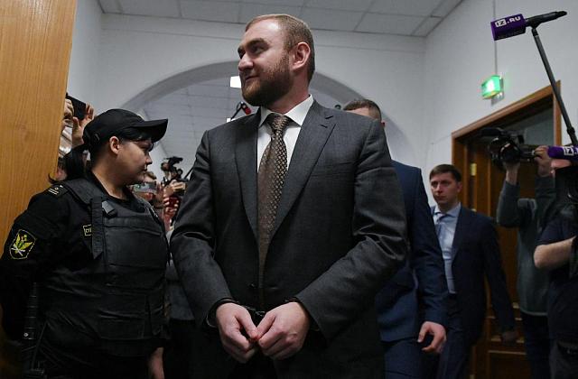 Экс-сенатора от КЧР Арашукова оставили под арестом до 24 апреля