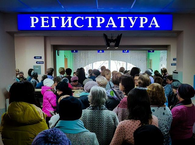 Жители Ставрополя жалуются на длинные очереди в поликлиниках: видео 