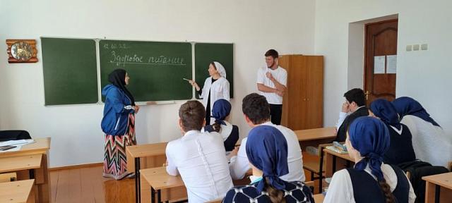 Школьникам в Чечне рассказали о вредной вершине пищевой пирамиды