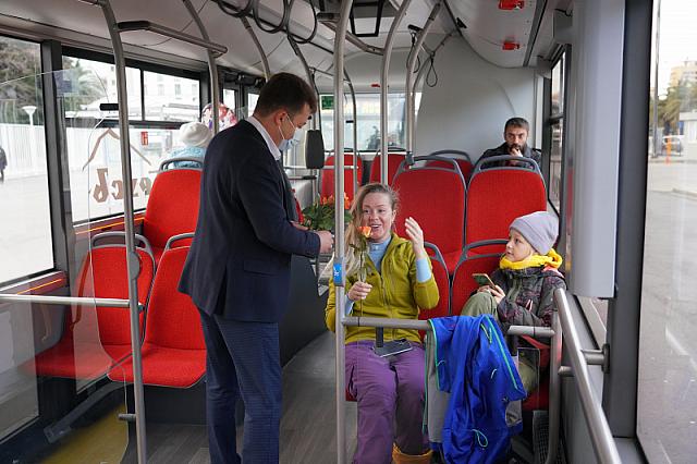 В Сочи 8 марта женщин бесплатно возят в автобусах и дарят цветы