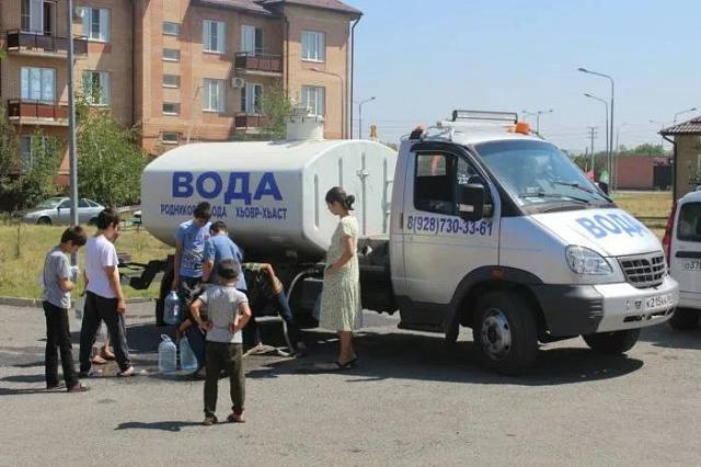Жители Ингушетии пожаловались на то, что им приходится покупать привозную воду у частников 