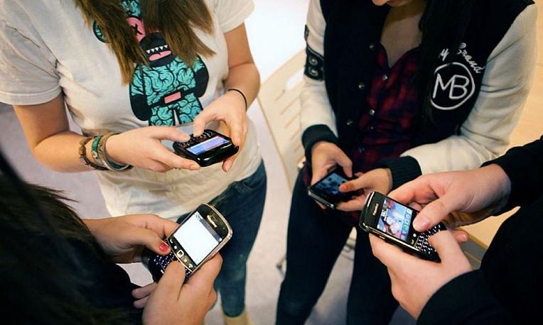 Запрет на мобильные телефоны у детей в школе поддерживают 3 из 10 родителей, каждый второй — против
