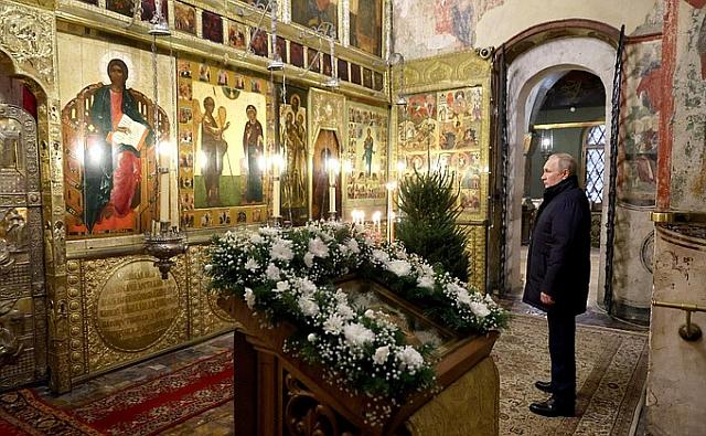 Рождественскую ночь Путин провёл в Благовещенском соборе Кремля
