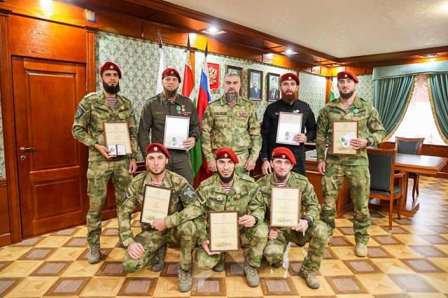 В Росгвардии наградили обладателей краповых беретов из Чечни 