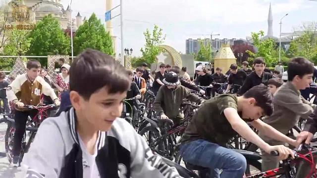 Детям-участникам утренней молитвы в мечети «Сердце Чечни» подарили 126 велосипедов