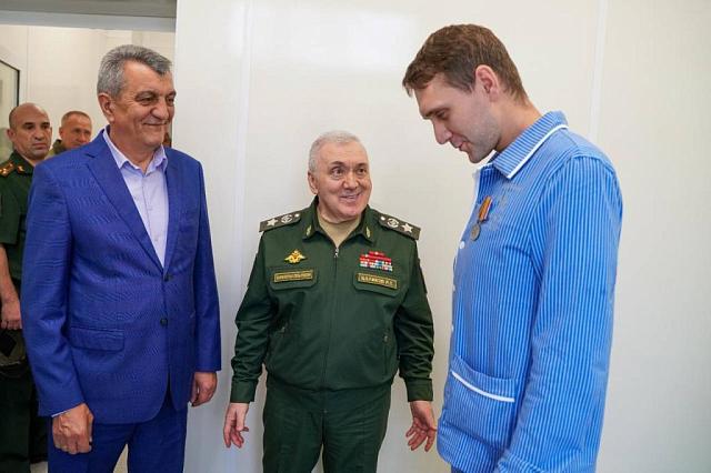 Первый замминистра обороны РФ Цаликов посетил в Северной Осетии госпиталь для бойцов из СКФО 
