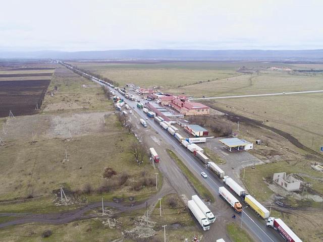Душ и питание получают водители застрявших на Военно-Грузинской дороге грузовиков в КБР