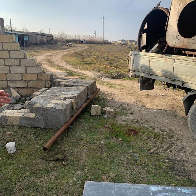 В Дагестане водитель манипулятора повалил забор на двух детей