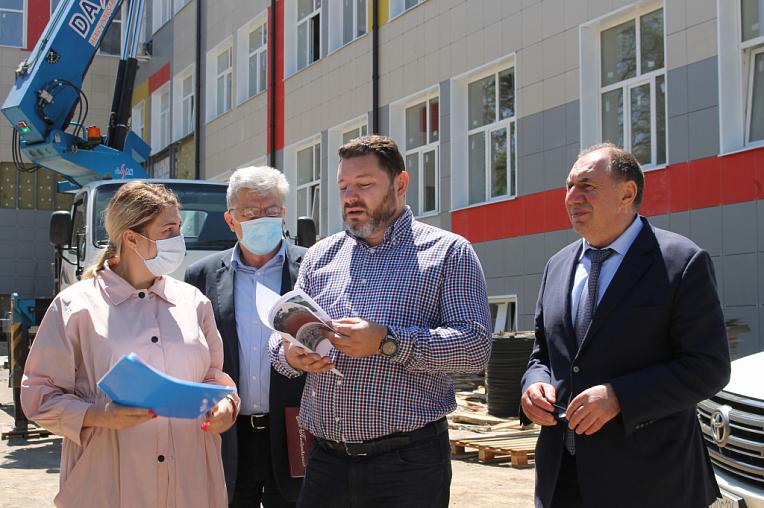 Мэр Кисловодска Александр Курбатов осмотрел строительство школы на улице Губина