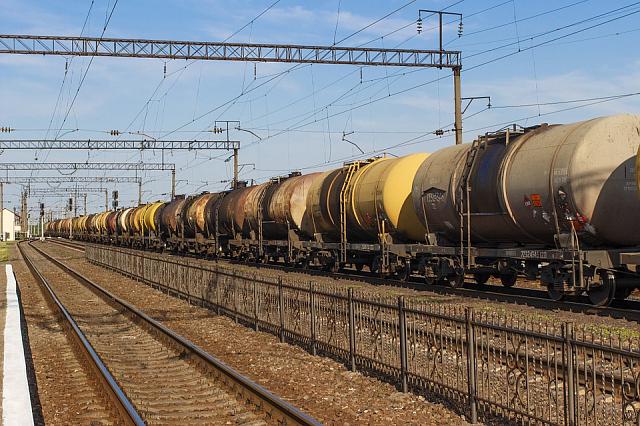 Грузовик врезался в поезд с нефтепродуктами в Ингушетии